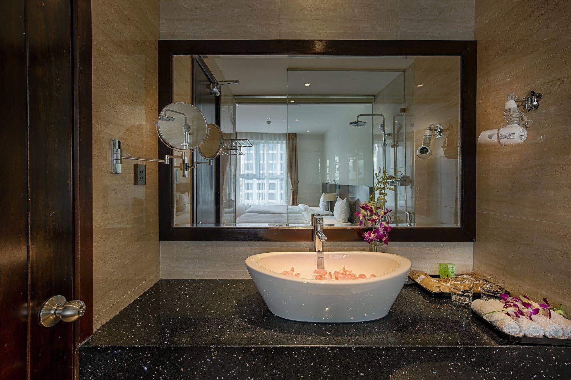 Sofia Suite Hotel Danang Exteriör bild