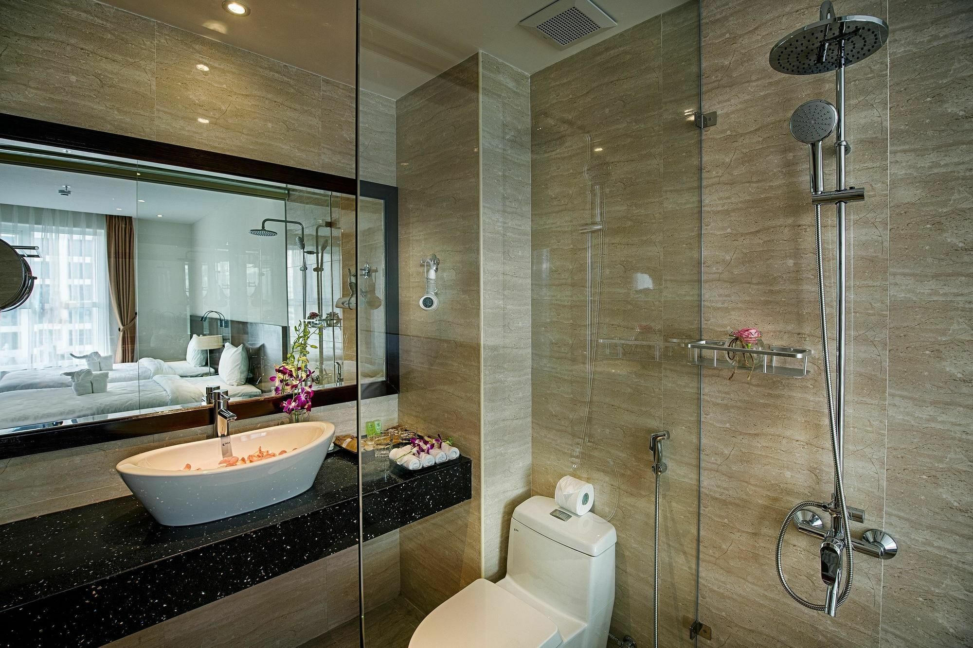 Sofia Suite Hotel Danang Exteriör bild